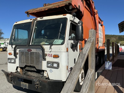 2014 Peterbilt 320 Waste Collection Truck