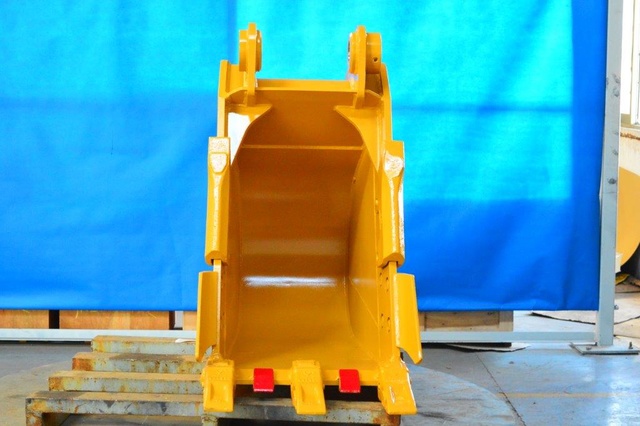 Emaq 24" Excavator Bucket - Fits Cat 320 - Unused