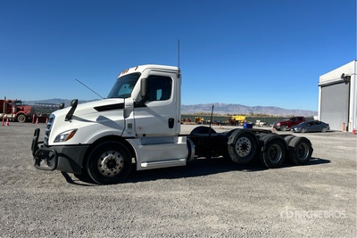 2021 Freightliner Cascadia 126 Tri/A Day Cab Truck Tractor