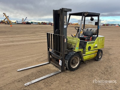 1990 Clark GPS-30MC 4450 lb Pneumatic Tire Carrelli Elevatori