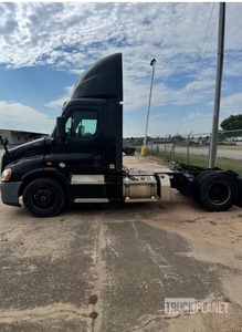 2016 Freightliner Cascadia 113 S/A Day Cab Truck Tractor