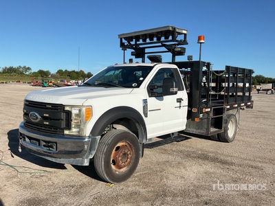 2017 Ford F-550 4x2 Ciężarówka z płaską platformą
