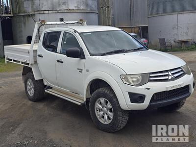 2013 Mitsubishi Triton 4x4 Dual Cab ピックアップ