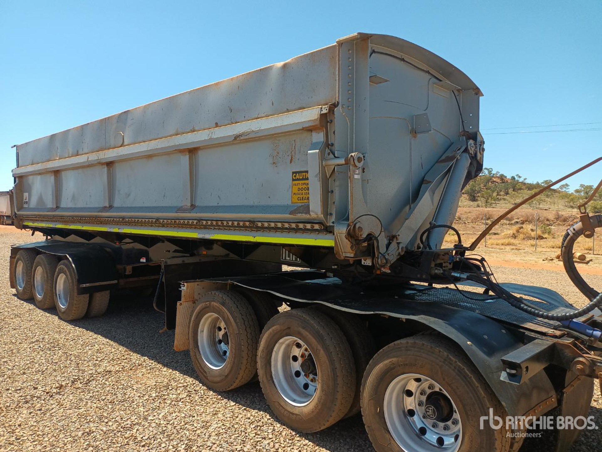 2019 Lusty EMS 8.7 m Tri/A Side Dump Trailer