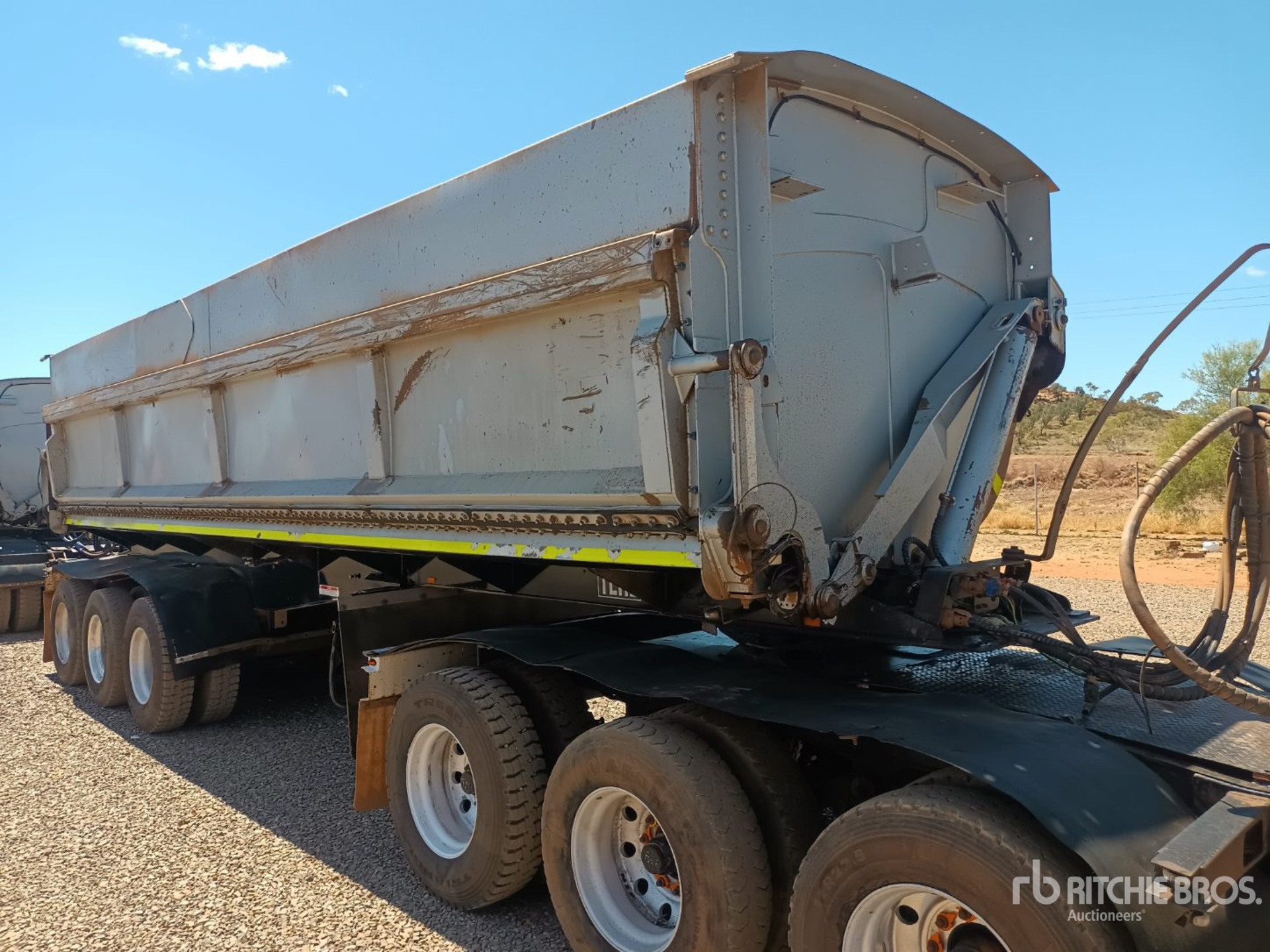 2019 Lusty EMS 8.7 m Tri/A Side Dump Trailer