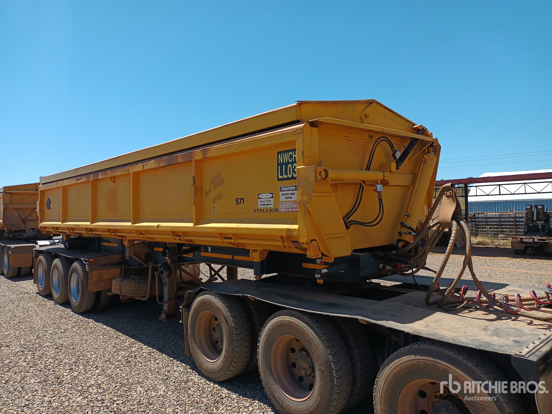 2013 Tristar 9.2 m Tri/A Hydraulic Lid Side Dump Trailer