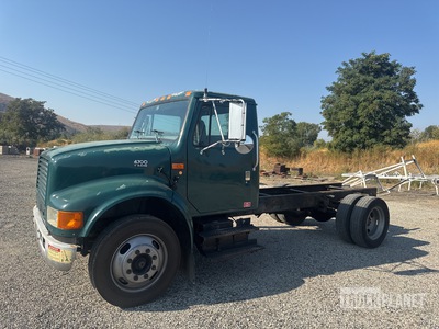 2001 International 4700 4x2 Autocarro cabina e telaio