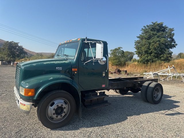 2001 International 4700 4x2 Cab and Chassis