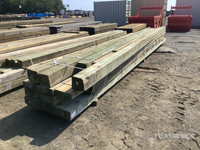 Quantity of (13) Surplus Pressure Treated Tablas de madera