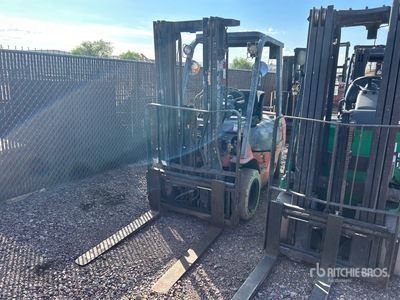 2001 Toyota 7FGU25 3750 lb Pneumatic Tire Forklift (Inoperable)