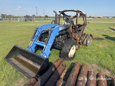 New Holland 4WD Tractor Agrícola (Inoperable)