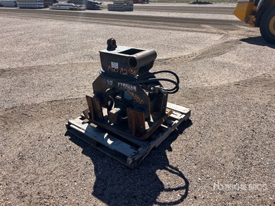 2000 Striker SC-60 24 in Backhoe プレートコンパクターアタッチメント