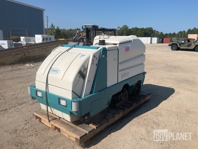 Tennant 8300 Floor Scrubber