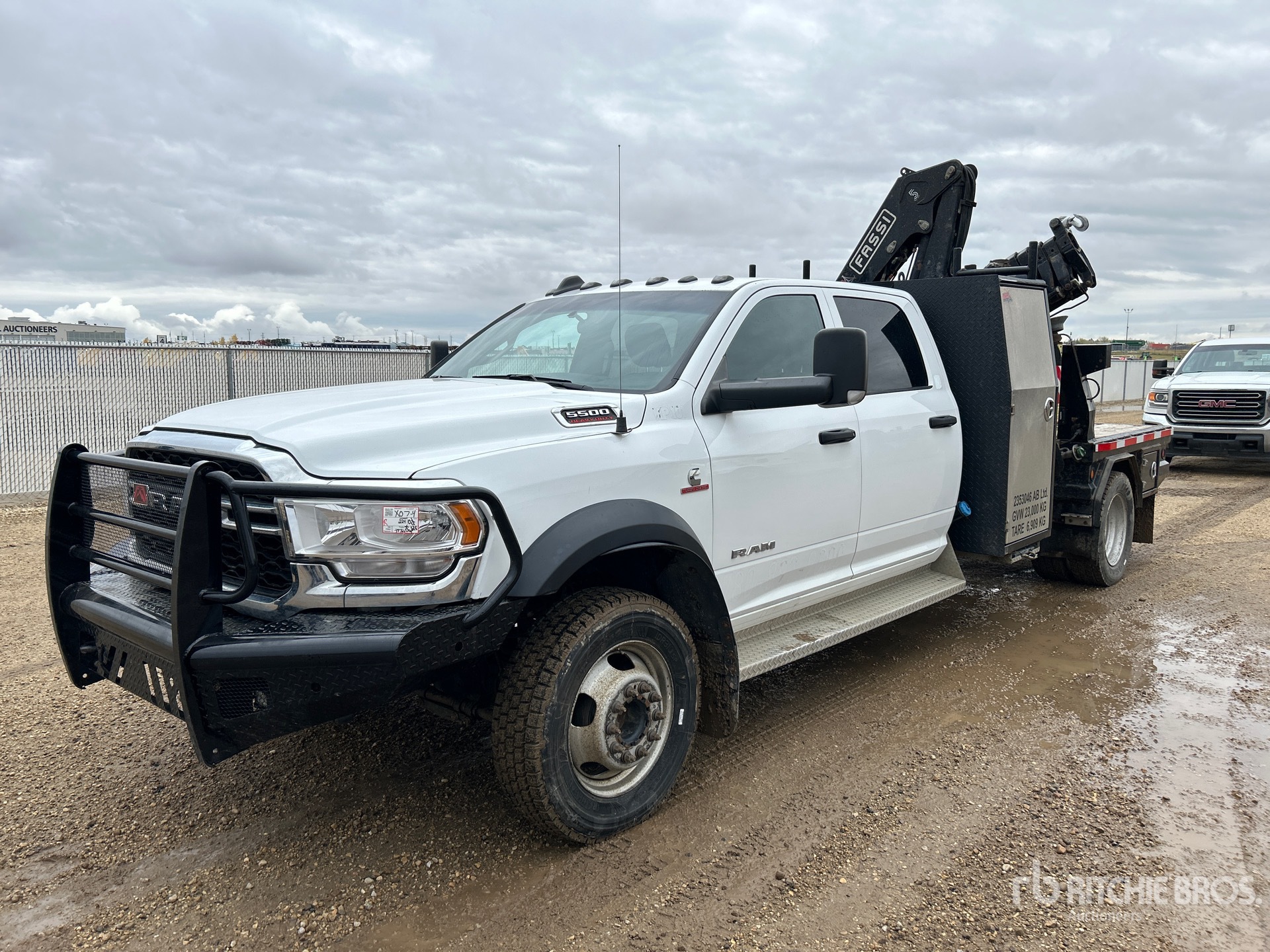 2020 Fassi F85B.0.24 3 ton Knuckle Boom on 2021 Ram 5500 4x4 Crew Cab Camion à flèche