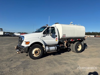 2013 Ford F-750 2000 gal 4x2 شاحنة مياه
