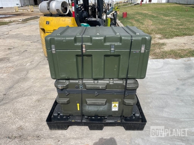 (2) Assorted Storage Cases Divers : Matériel de terrain