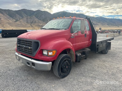 2001 Ford F-650 XLT 4x2 Extended Cab شاحنة مسطحة