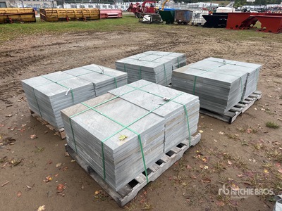 Quantity of (4) Pallets of 24 in x 36 in x 1.5 in Thermal Bluestone Pattern Attrezzatura varia per cura del verde