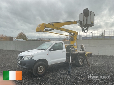 2017 Versalift LAT-38-135-H on Toyota Hilux 4x4 Bucket Truck