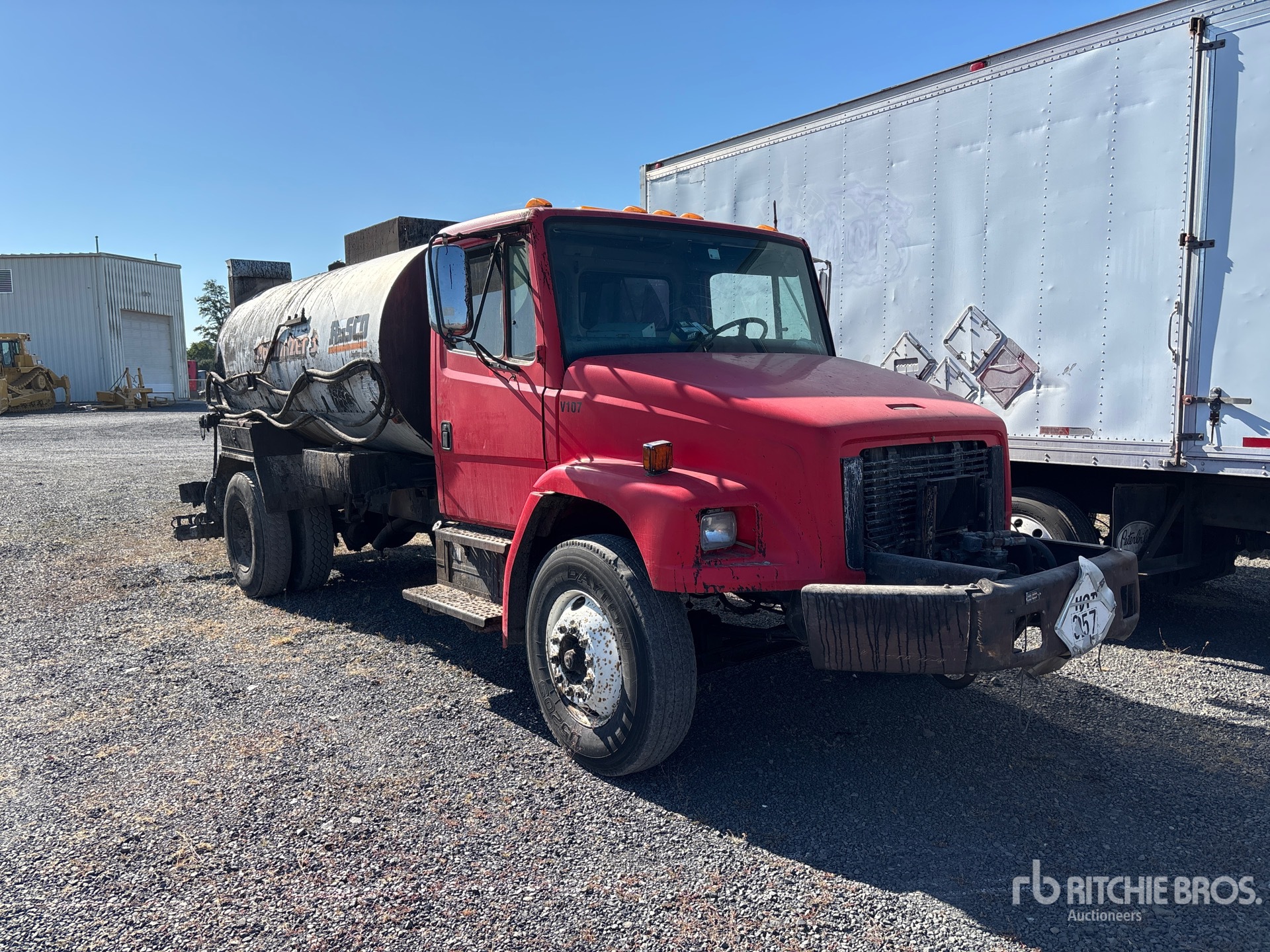 1999 Rosco Maximizer 3656 1900 gal on 1999 Freightliner FL 70 4x2 Asphalt Distributor Truck