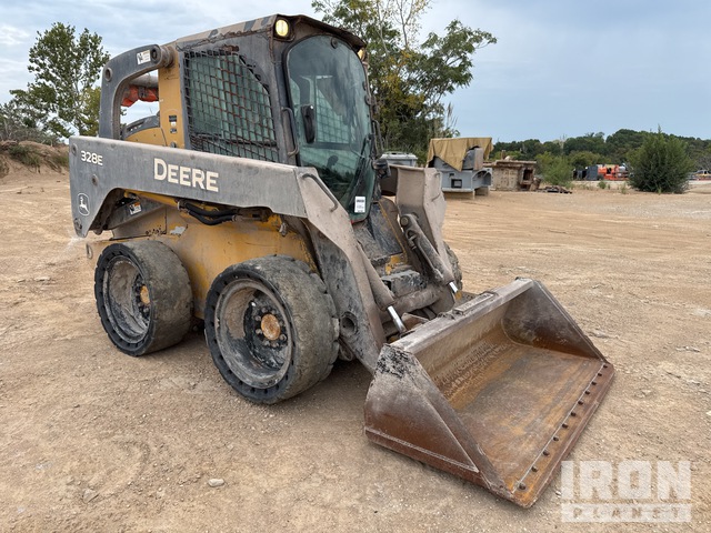 MINI CARGADOR SOBRE RUEDAS 2013 JOHN DEERE STEER