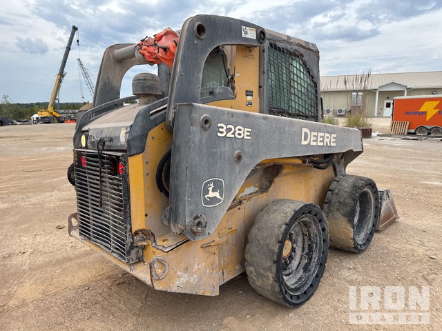 MINI CARGADOR SOBRE RUEDAS 2013 JOHN DEERE STEER