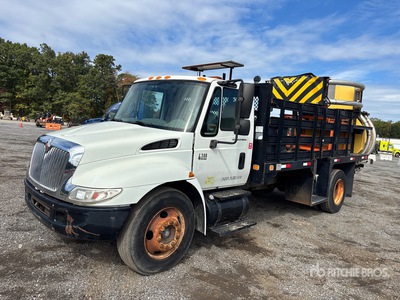 2005 International 4300 4x2 Attenuator Truck