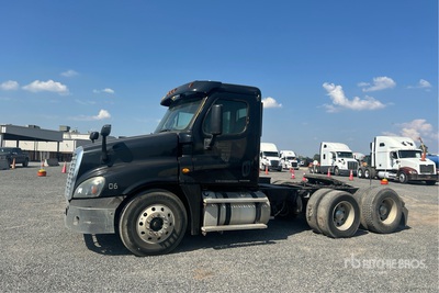 2012 Freightliner Cascadia 125 6x4 تراكتور شاحنة نهارية (ثنائية المحور)