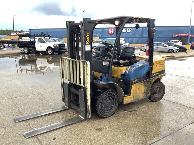 Yale GDP080VX 8500 lb  Pneumatic Tire Forklift