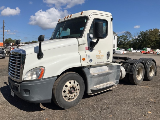 2016 Freightliner Cascadia 125 6x4 T/A Day Cab Truck Tractor