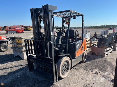 Doosan G30P-5 5450 lb Pneumatic Tire Wózek widłowy