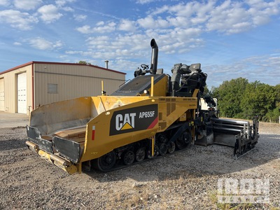 2020 Cat AP655F Track を見 Paver