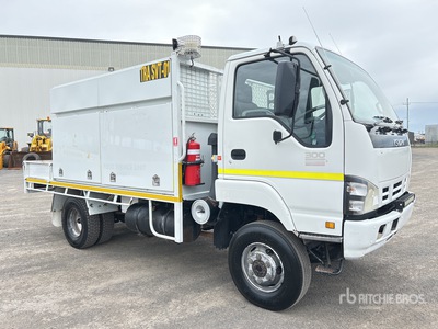 2006 Isuzu NPS 300 4x4 Camion de servicios
