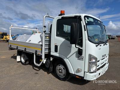 2012 Isuzu NLR 200 4x2 شاحنة مسطحة