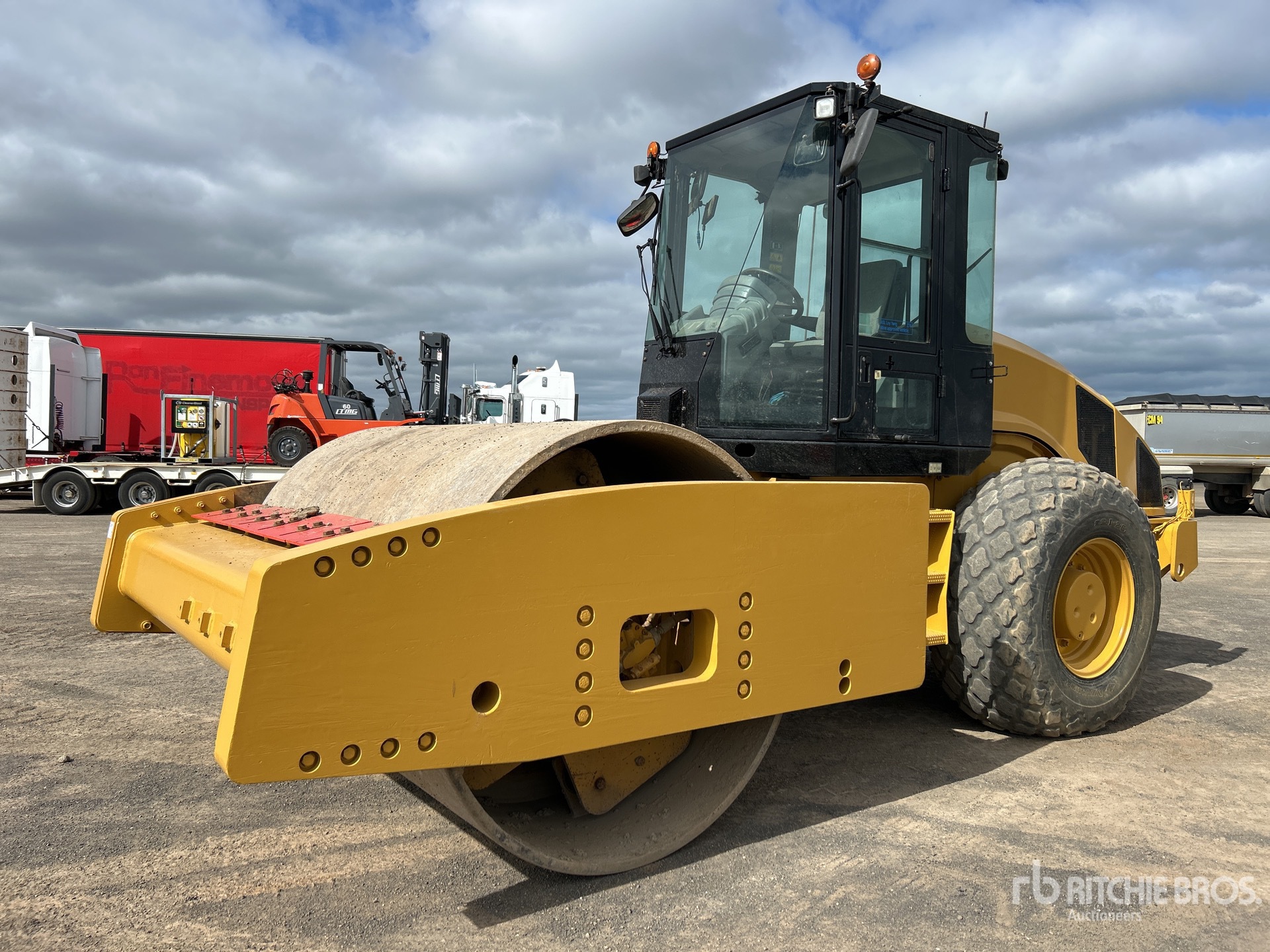 2010 Cat CS76 Smooth Drum Compactor