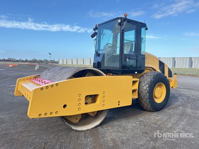 2010 Cat CS76 Smooth Drum Compactor