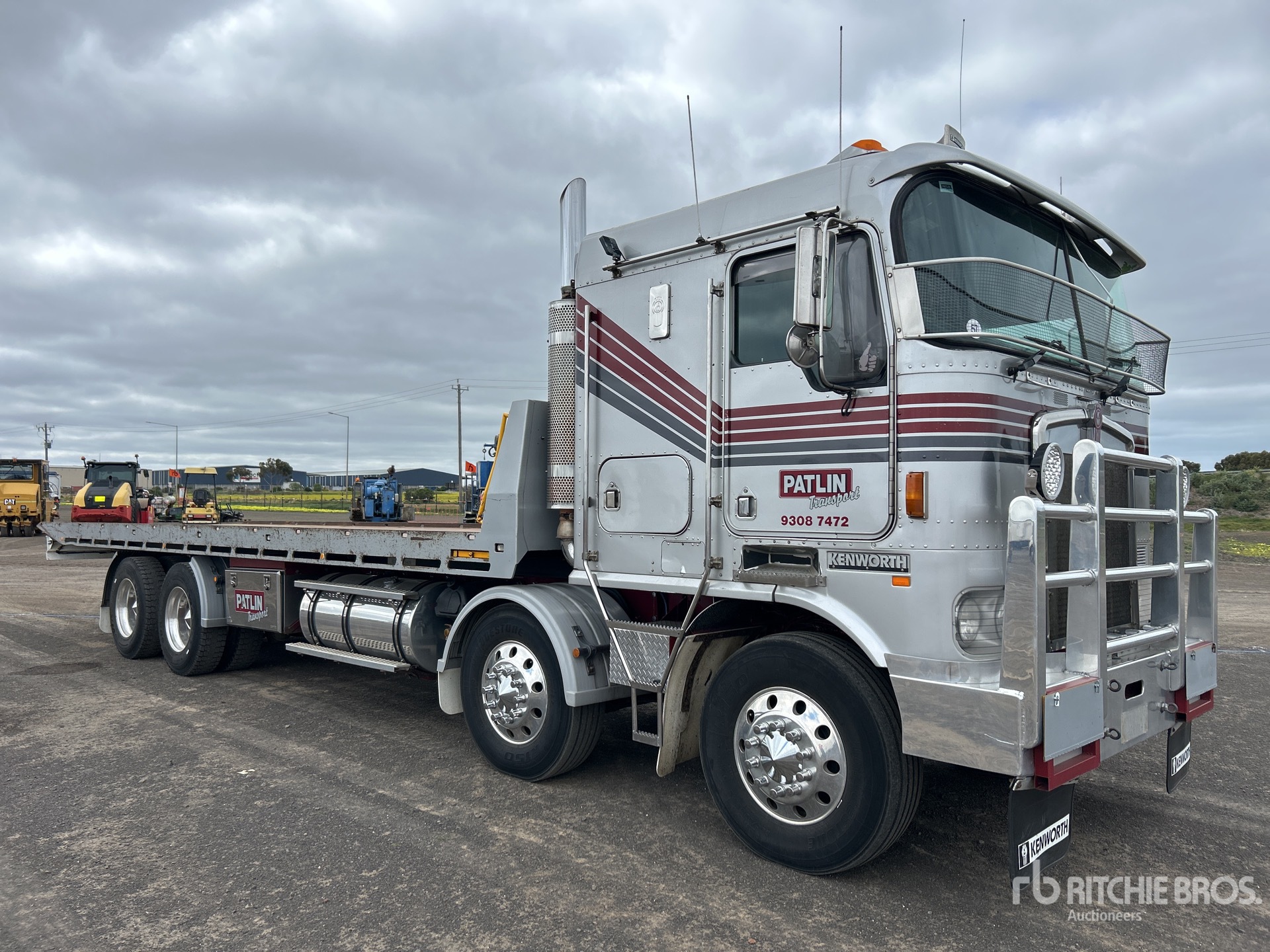 2003 Kenworth K104 8x4 Twin-Steer Sleeper Schiebeplateauschleppwagen