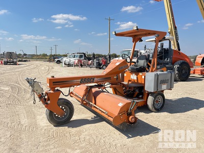 2022 Broce BW260 Tractor escoba