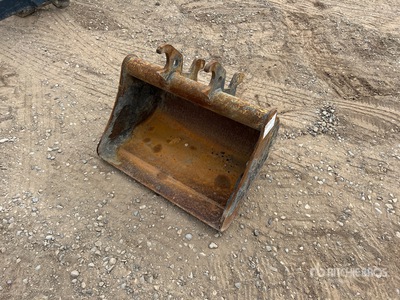 29 in Q/C Cleanup Excavator Bucket - Fits John Deere 35G
