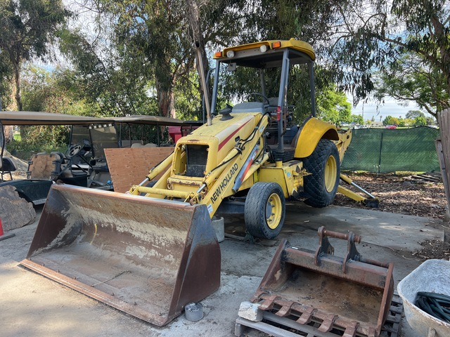 2001 New Holland LB75B