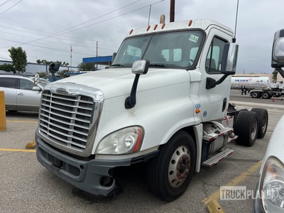 2016 Freightliner Cascadia 6x4 3- Achs Sattelzugmaschine mit Schlafkabine (Inoperable)