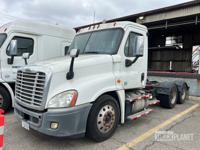 2015 Freightliner Cascadia 6x4 3- Achs Sattelzugmaschine mit Schlafkabine (Inoperable)