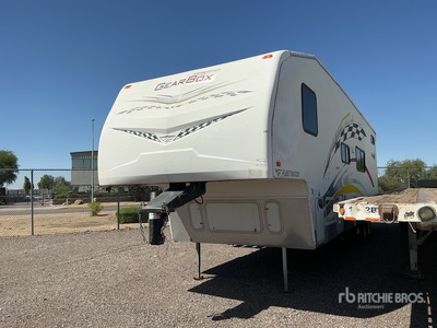 2006 Fleetwood GearBox 335FS 35 ft T/A Toy Hauler Travel Trailer