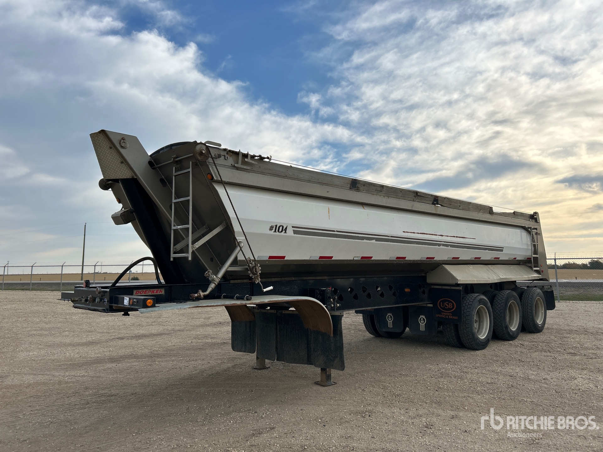 2014 Doepker 35 ft Tri/A Rimorchio ribaltabile posteriore