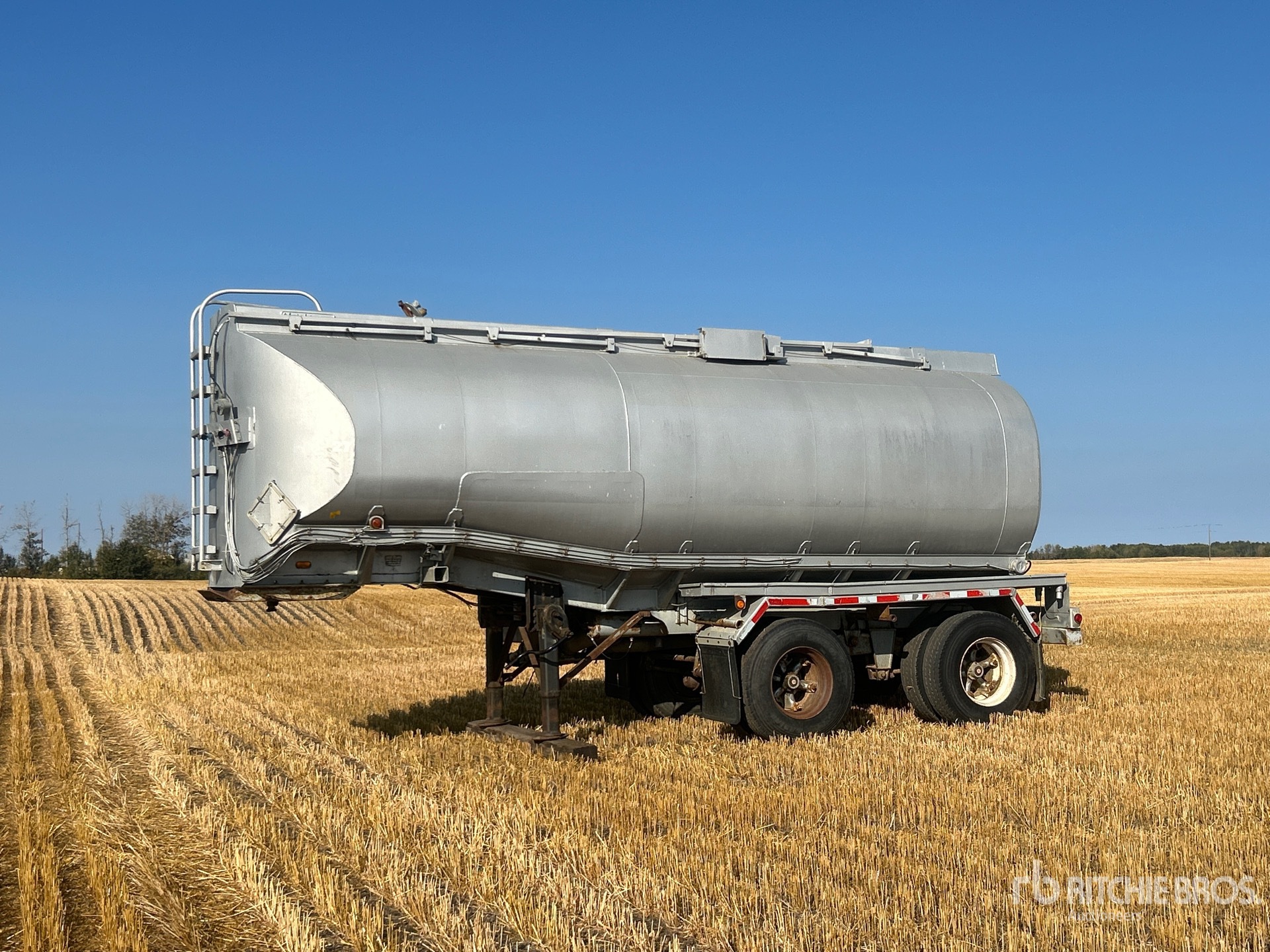 1982 Hutchinson Industries 24000 L Tanker Trailer