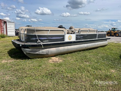 2015 Suntracker 24 ft Pontoon Boat