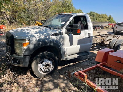 2013 Ford F-550 XL 4x2 Autocarro cabina e telaio (Inoperable)