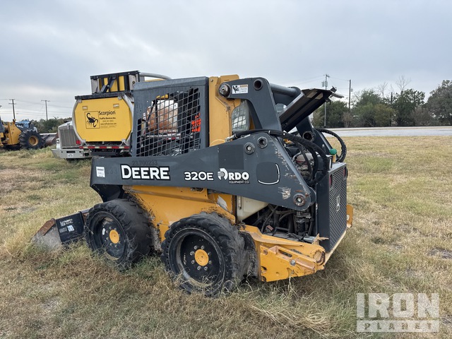 MINI CARGADOR SOBRE RUEDAS 2014 JOHN DEERE STEER