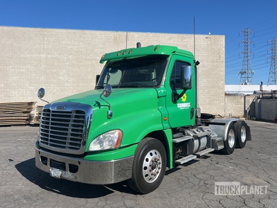 2017 Freightliner Cascadia 125 6x4 T/A Day Cab Truck Tractor