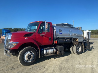 Etnyre Black Toppper Centennial on 2016 International 7300 4x2 Asphalt Distributor Truck